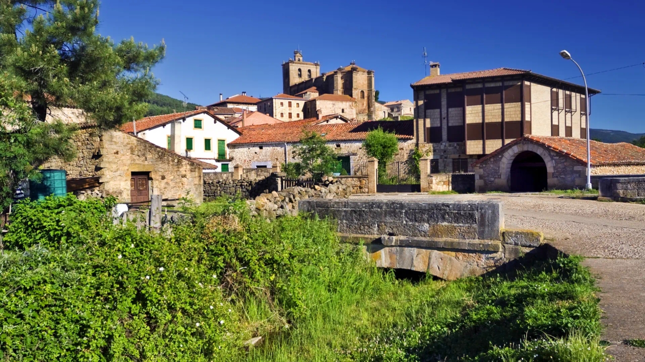 Die wunderschöne mittelalterliche Stadt Soria, umgeben vom Wasser des Flusses Duero