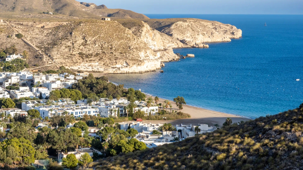 Cela ressemble à la Grèce, mais c'est en Espagne : le village de pêcheurs andalou parfait pour une escapade estivale
