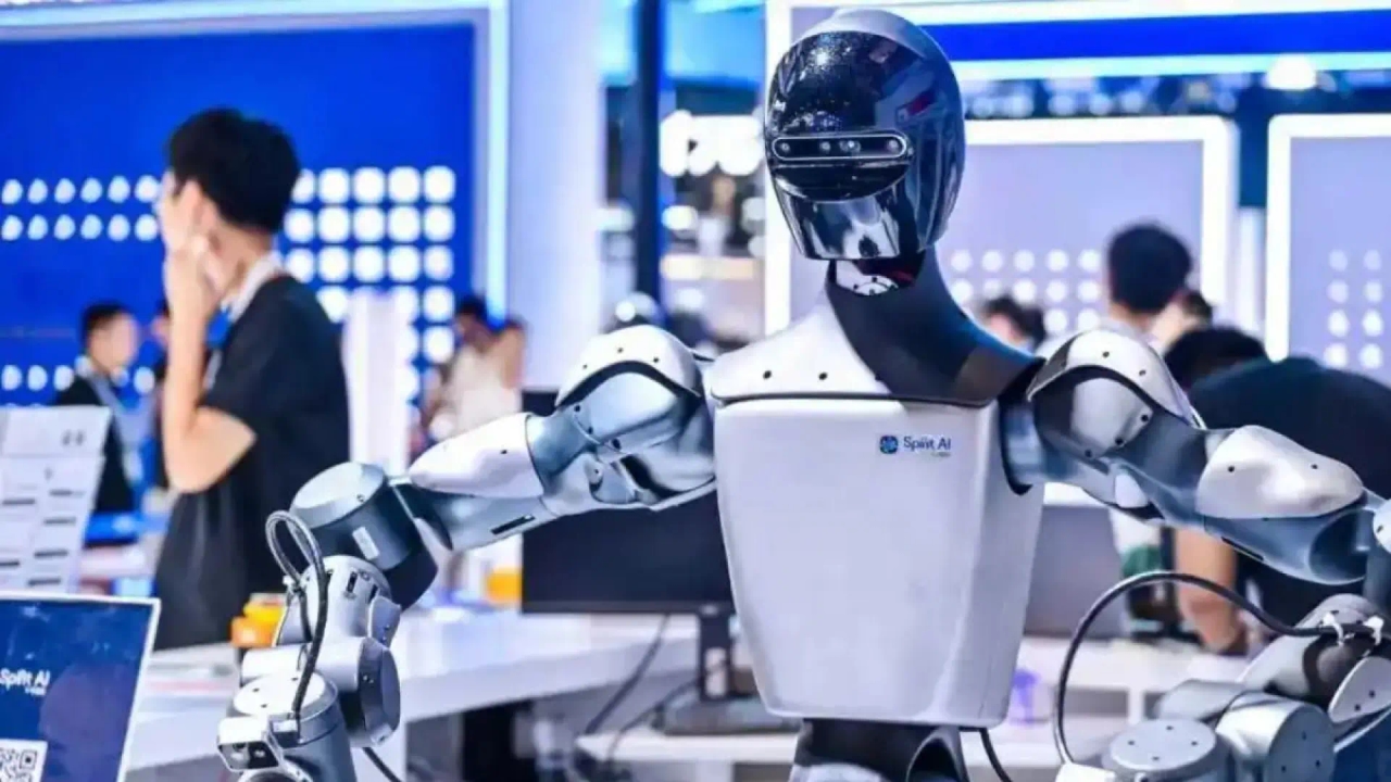 Konuşuyorlar, yürüyorlar, öğreniyorlar: Dünyanın en büyük insansı robotlar buluşmasına tanık olduk.