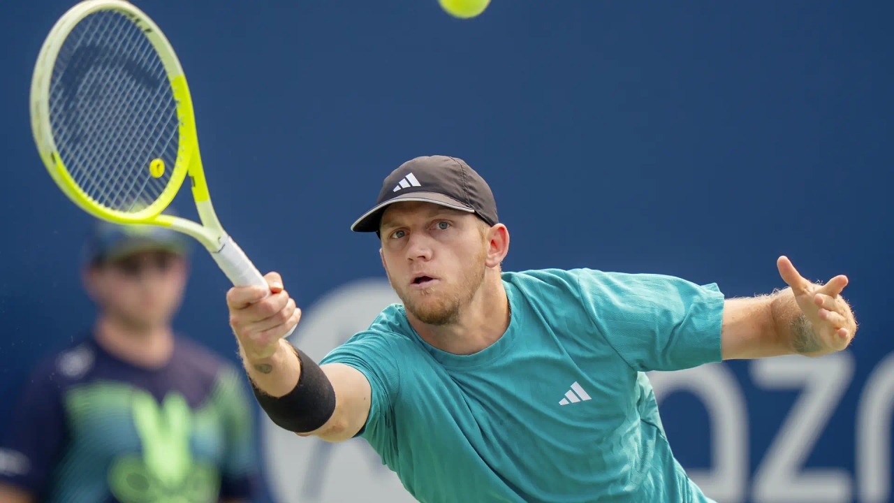 Mais um revés para Alejandro Davidovich: ele abandona a partida contra Rublev nas oitavas de final em Toronto devido a cãibras nas pernas.