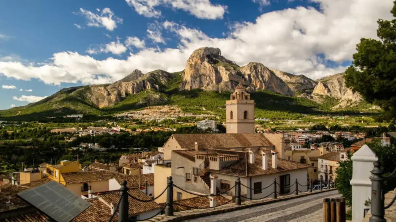 Het prachtige stadje Alicante dat niet veel toeristen kennen en dat direct aan de beste stranden ligt.