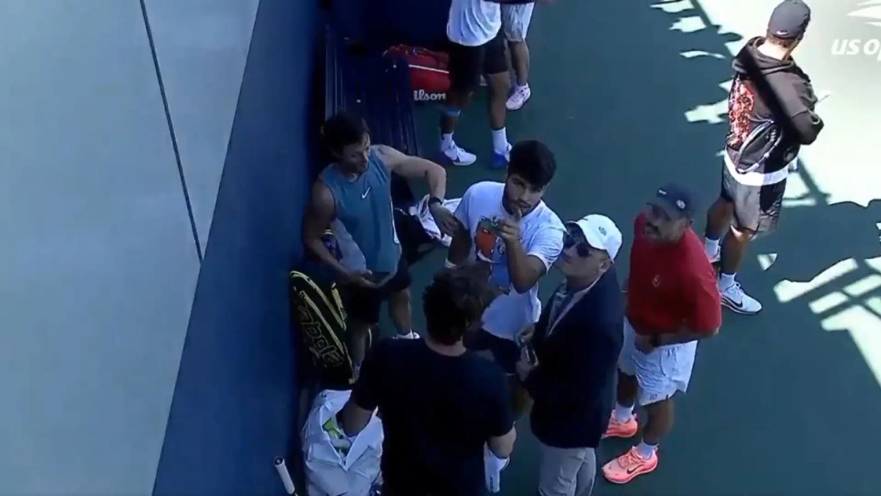 Carlos Alcaraz ergert zich aan de camera's en microfoons op de trainingsvelden van de US Open: "Je kunt alles horen."