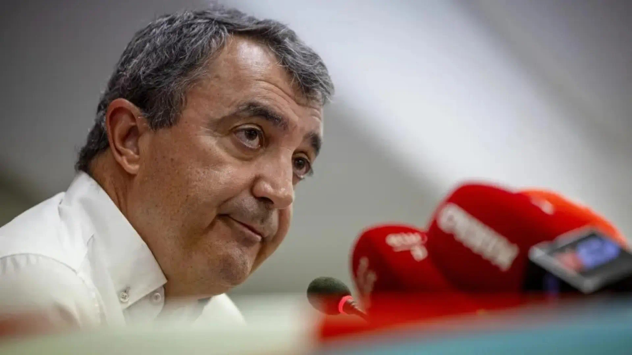 Javier Guillén, diretor da Vuelta a España, explica por que a equipe israelense não foi expulsa: "Haveria consequências legais".