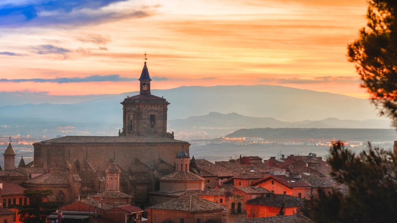 Viana, la città navarrese che dà il nome a uno dei titoli della principessa Leonor: chiese storiche e un centro storico cinto da mura