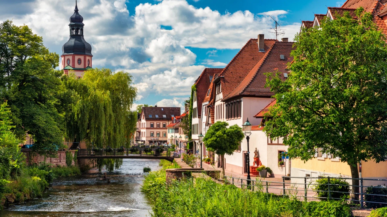 Kara Orman'ı ziyaret ediyorsanız mutlaka görmeniz gereken, nehrin ikiye böldüğü Alman şehri