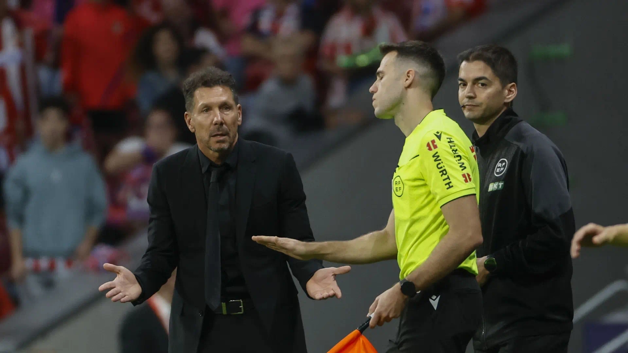 Simeone clama contra los árbitros por el gol anulado al Atlético de Madrid ante Osasuna: "Hay cosas que no se entienden"