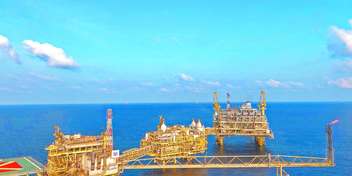 Os preços do petróleo bruto atingiram sua primeira alta semanal desde meados de abril em meio às negociações entre EUA e China