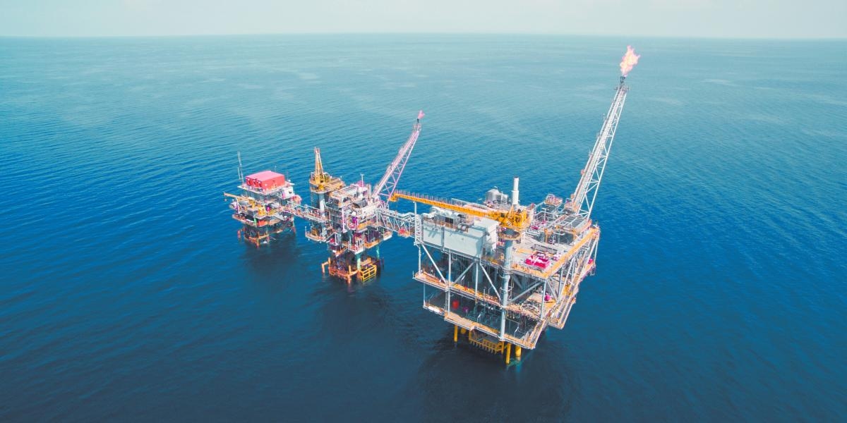 Petróleo cierra en máximos de dos semanas por reducción de aranceles