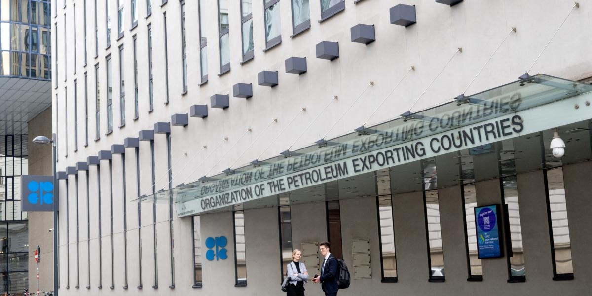 Цены на сырую нефть стабильны; ОПЕК+ выбирает умеренное увеличение добычи