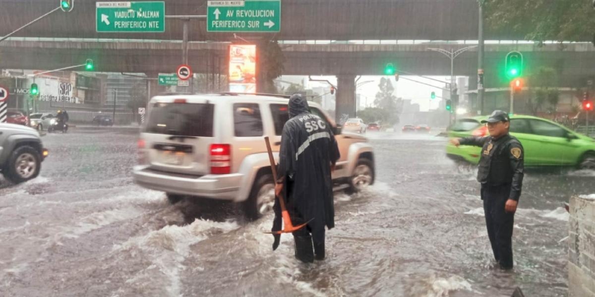 Le forti piogge hanno causato pozzanghere e allagamenti in diversi quartieri di Città del Messico questo sabato.