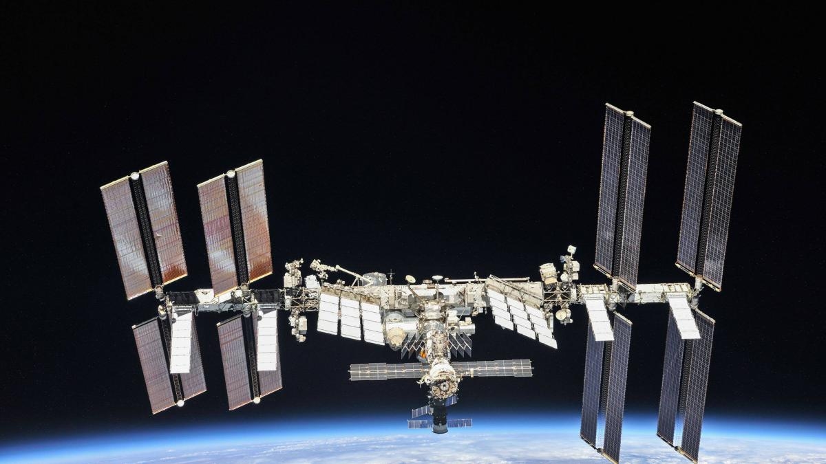 Russia and the US agree to continue joint operation of the ISS until 2028.
