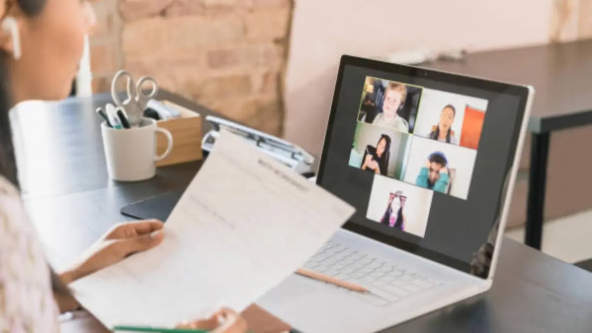 Fewer and fewer young people are studying in-person courses, while virtual courses now account for a quarter of enrollments: What's behind it?