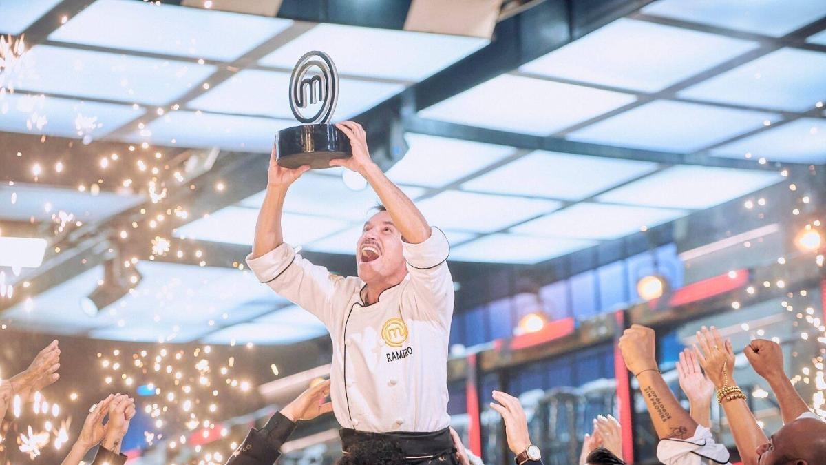Ramiro Meneses, vencedor do 'MasterChef Celebridades' 2022, explicou por que o negócio que começou com o prêmio não prosperou: 'Sapateiro, fique com a sua forma.'