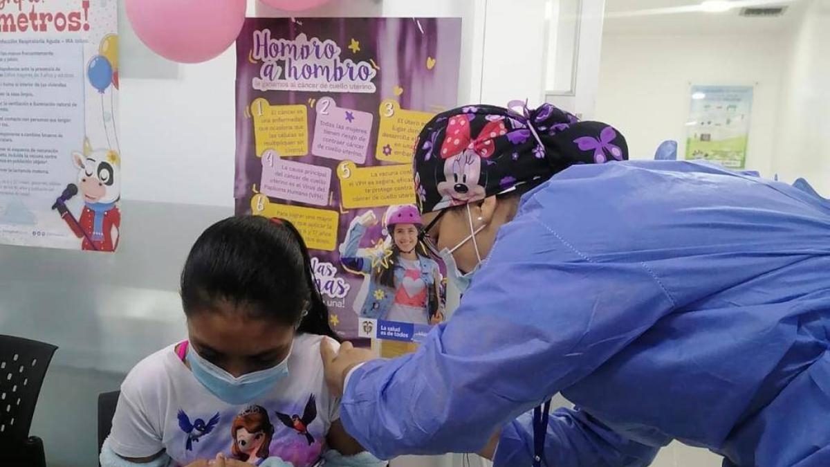 Desinformação, falta de acesso e ausência de campanhas: as razões por trás da estagnação da vacinação contra o HPV na Colômbia.