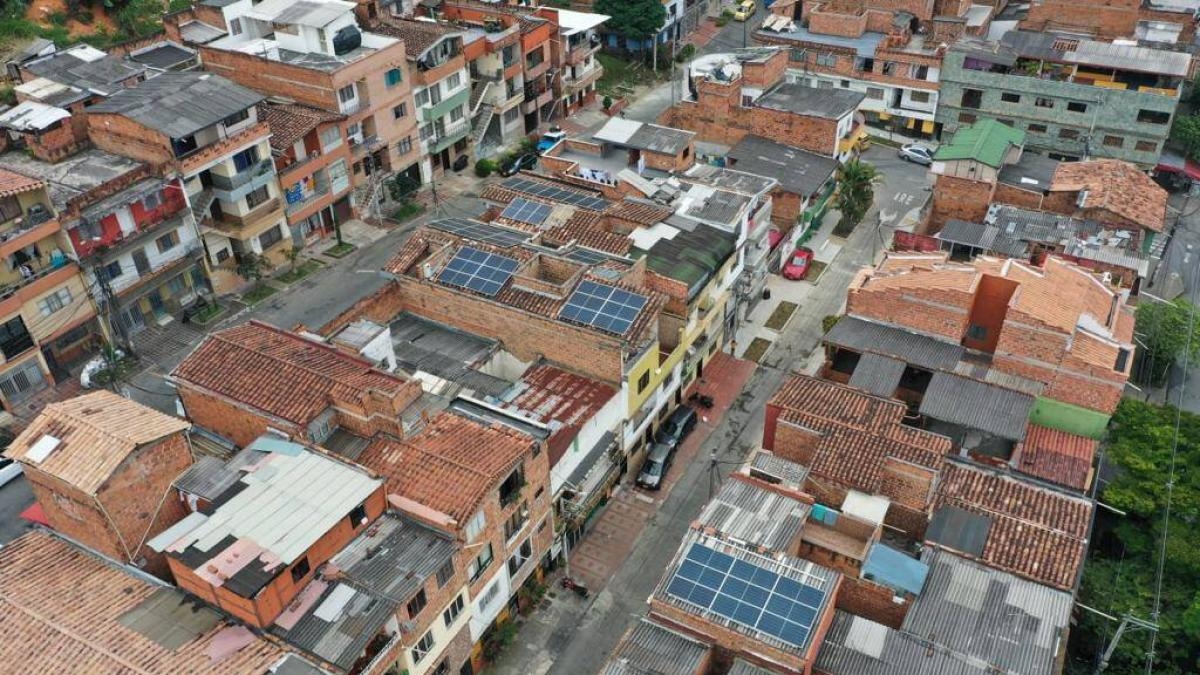 Gobierno viabiliza que hogares de estratos 1, 2 y 3 puedan generar su propia electricidad con energía solar