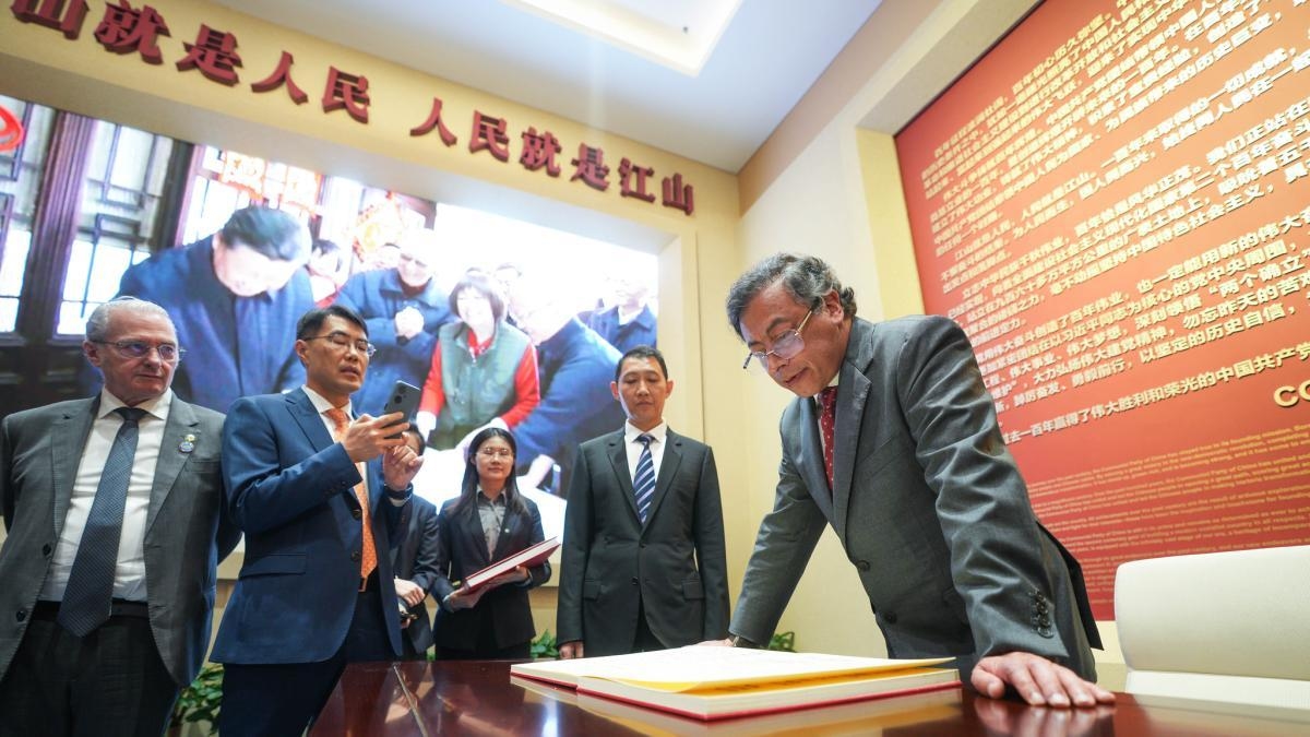 Avec son adhésion à la Route de la Soie et sa candidature pour rejoindre la Banque des BRICS, le président Petro conclut sa tournée en Chine.
