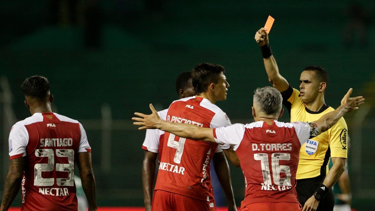 Santa Fe wint in Cali, kwalificeert zich, maar wordt op ongebruikelijke wijze dubbel uitgesloten: teamgenoten krijgen een klap en een kopstoot; video