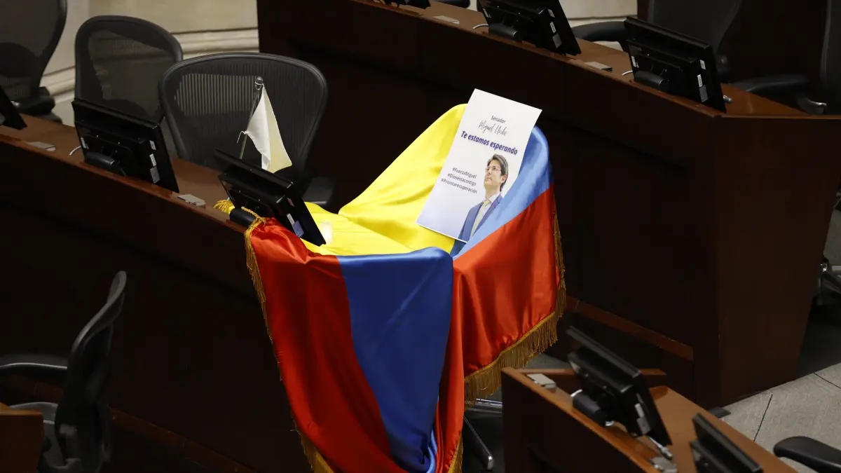 Seçimlere bir yıldan az bir süre kala Miguel Uribe Turbay'a yapılan saldırının ardından demokrasi için zorluklar