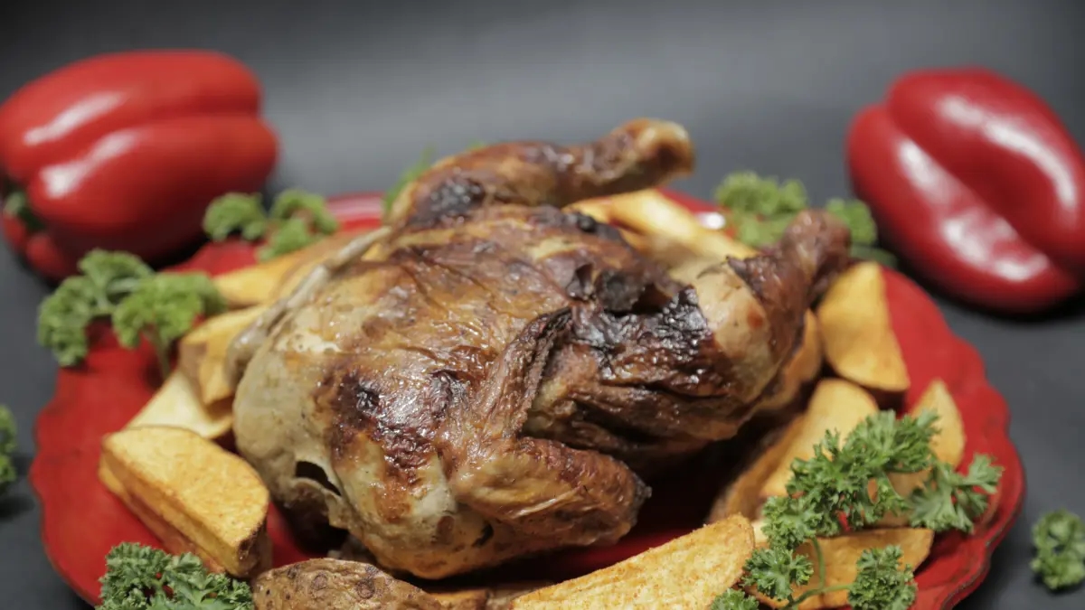 La Suerte: il ristorante che reinventa il pollo con la scatola cinese, la salsa alla birra e un tocco di tradizione