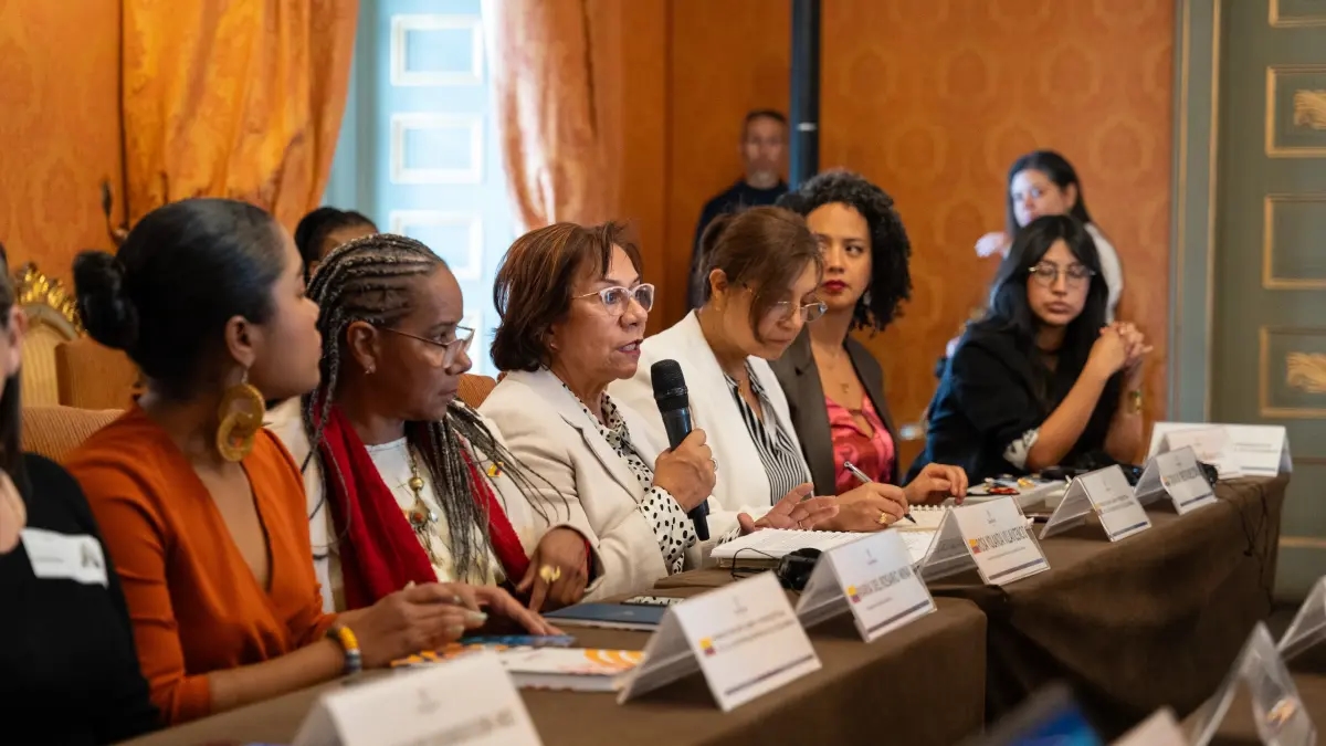Veränderungen im Außenministerium: So gestaltet sich die interne Neustrukturierung seit dem Amtsantritt von Rosa Villavicencio.
