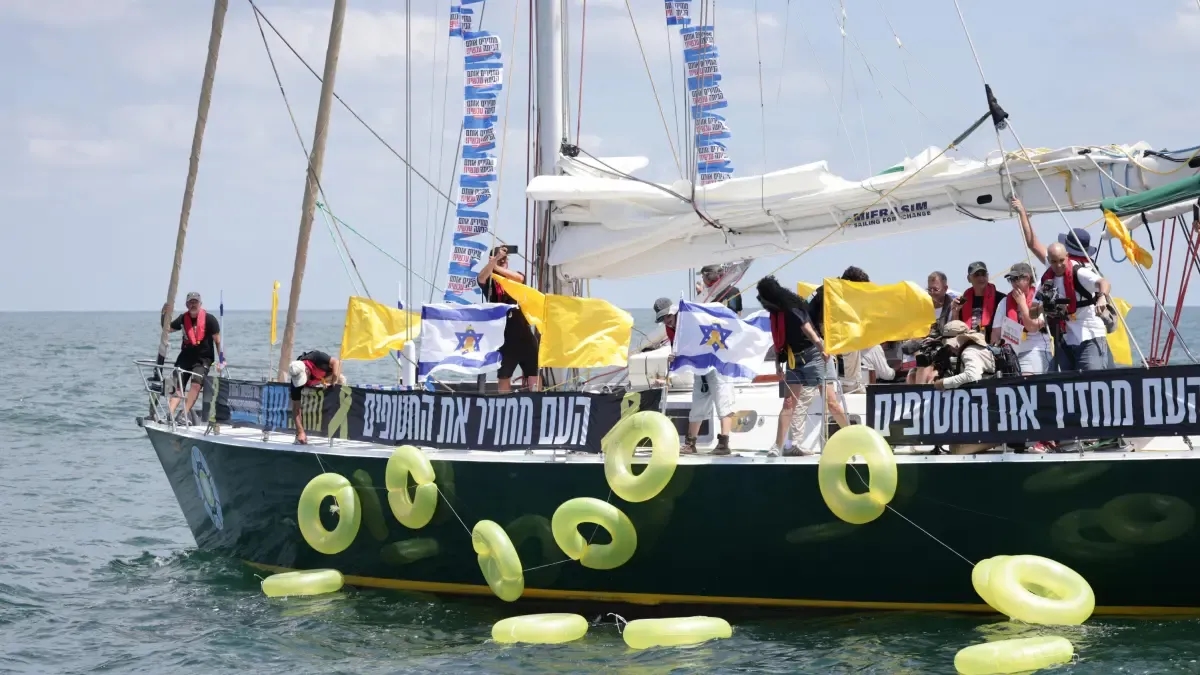 Een boot met familieleden van Israëlische gijzelaars die door Hamas worden vastgehouden, vertrekt naar Gaza om hun vrijlating te eisen: "We hebben alle internationale hulp nodig die we kunnen krijgen."