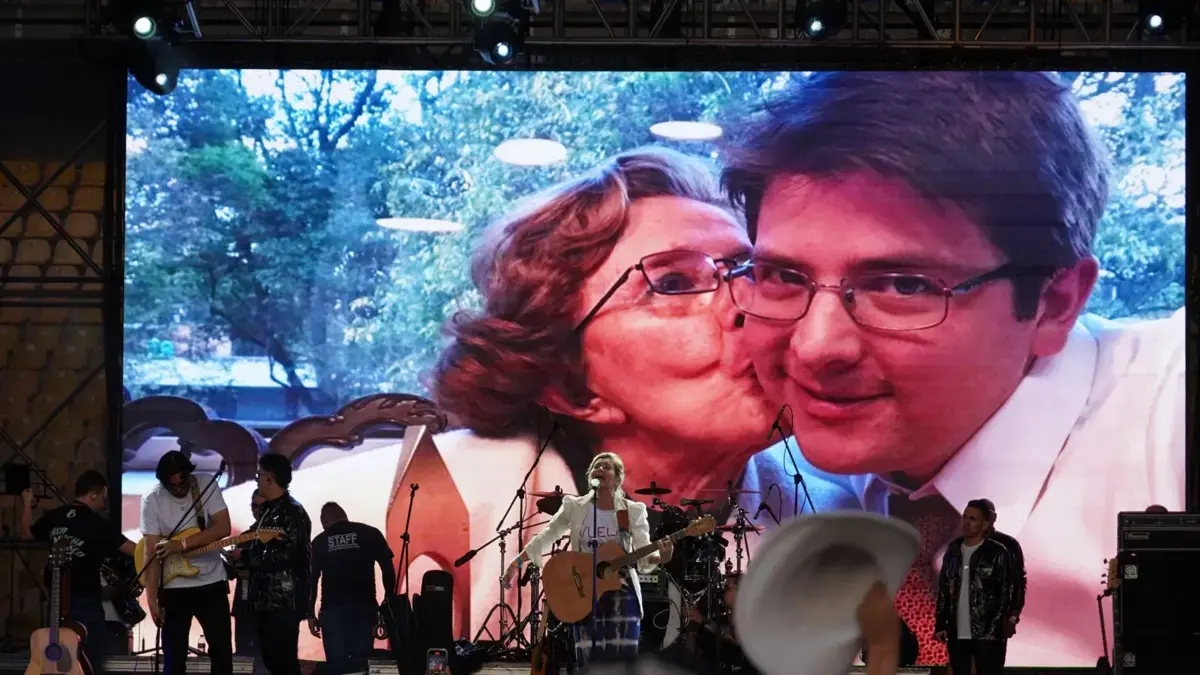 Fundacja Solidarności z Kolumbią uczciła swoje 50-lecie trzydniowymi wydarzeniami i oddała hołd Miguelowi Uribe Turbayowi i Nydii Quintero.