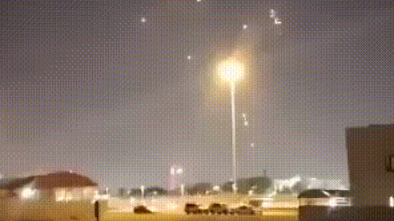 Qatar bevestigt dat zijn verdediging raketten onderschept die gericht zijn op de Amerikaanse militaire basis Al Udeid