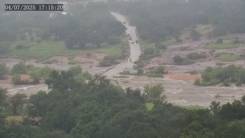 VIDEO: Fiumi esondati travolgono strade e causano 52 morti, tra cui 15 bambini, a causa dell'alluvione in Texas, USA.
