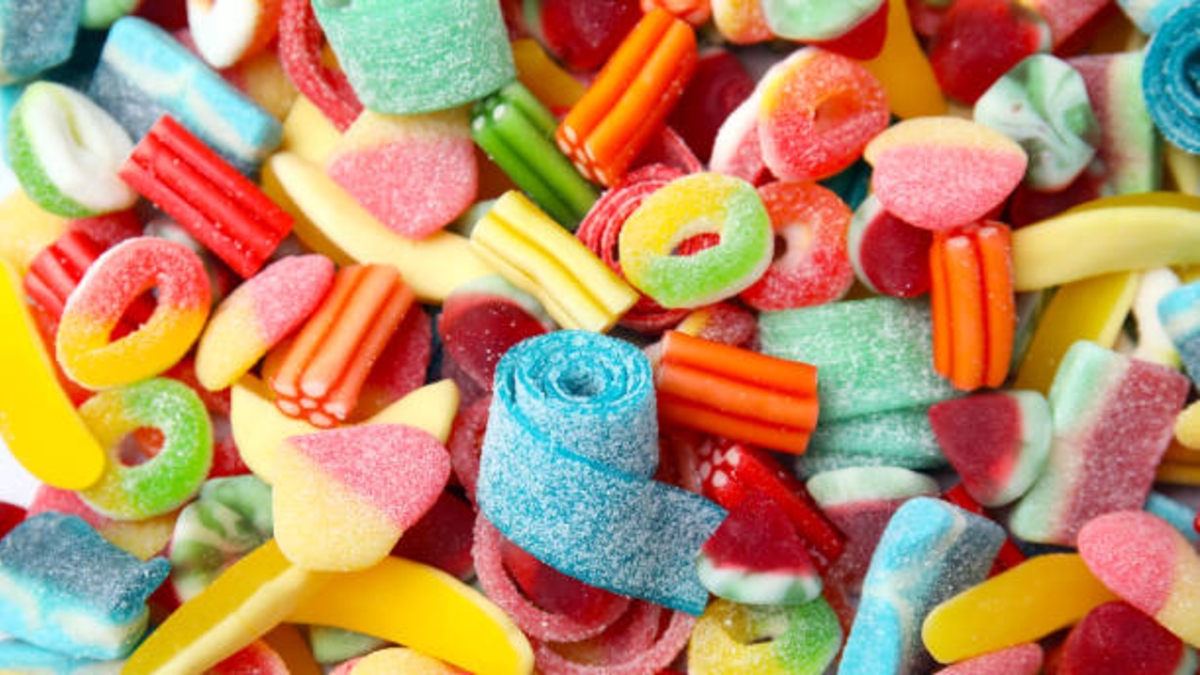 How many sweets can a child eat a day without getting sick on Halloween?