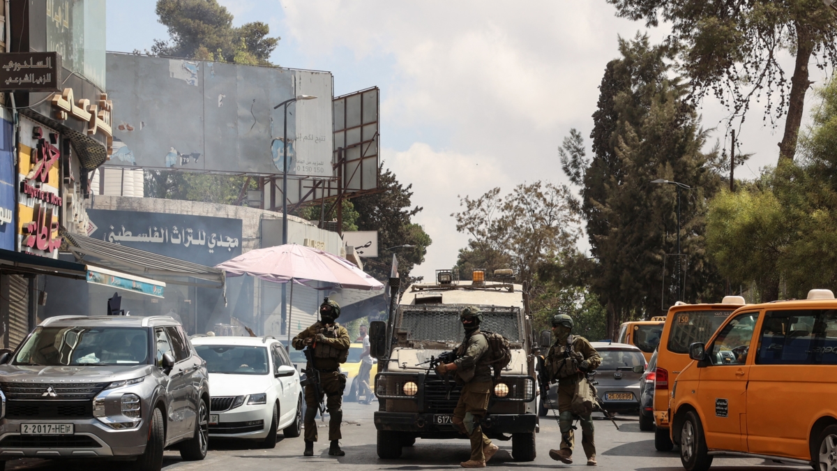 İsrail ordusu, Batı Şeria'daki ayrım duvarlarından birine molotof kokteyli atmakla suçlanan iki Filistinli genci öldürdü.