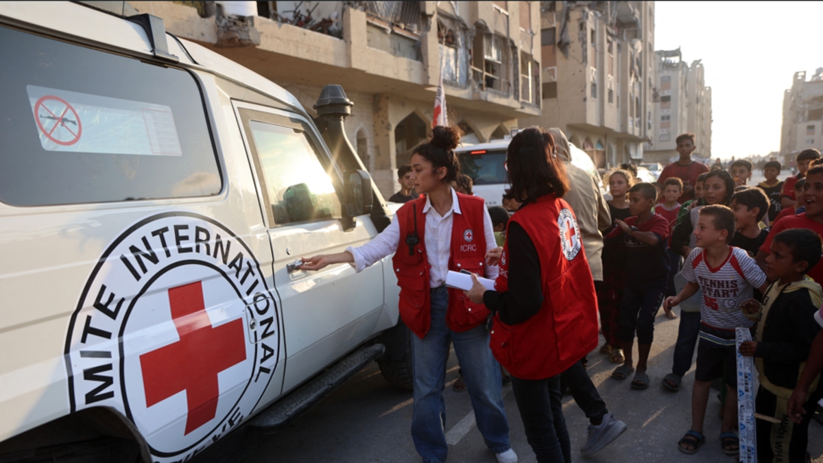 İsrail, Hamas'ı barış anlaşmasını ihlal etmekle ve Gazze'yi bombalamakla suçladıktan sonra Kızılhaç'tan iki rehinenin cenazesini aldı