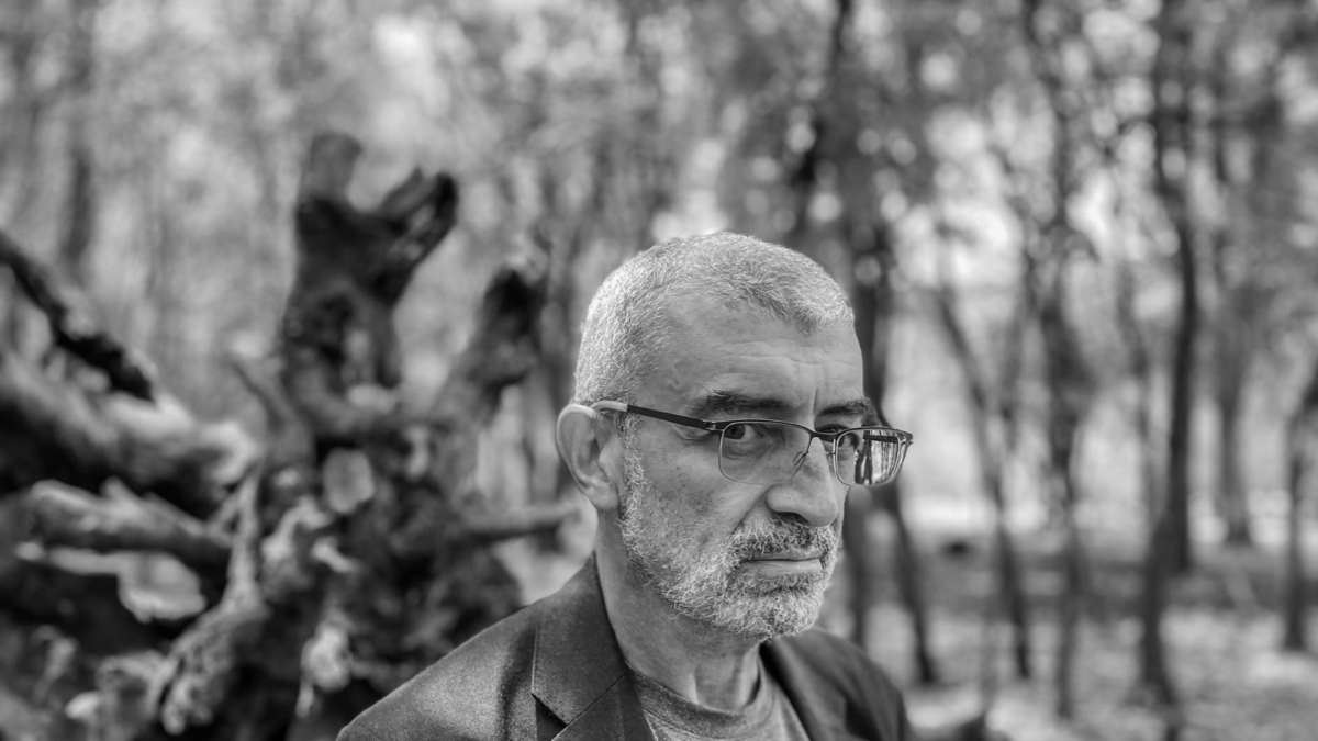 El planeta de los hongos, el libro con que Naief Yehua explora el vínculo entre humanos y psicodélicos: 'desde Siberia trajeron cultos hasta América'