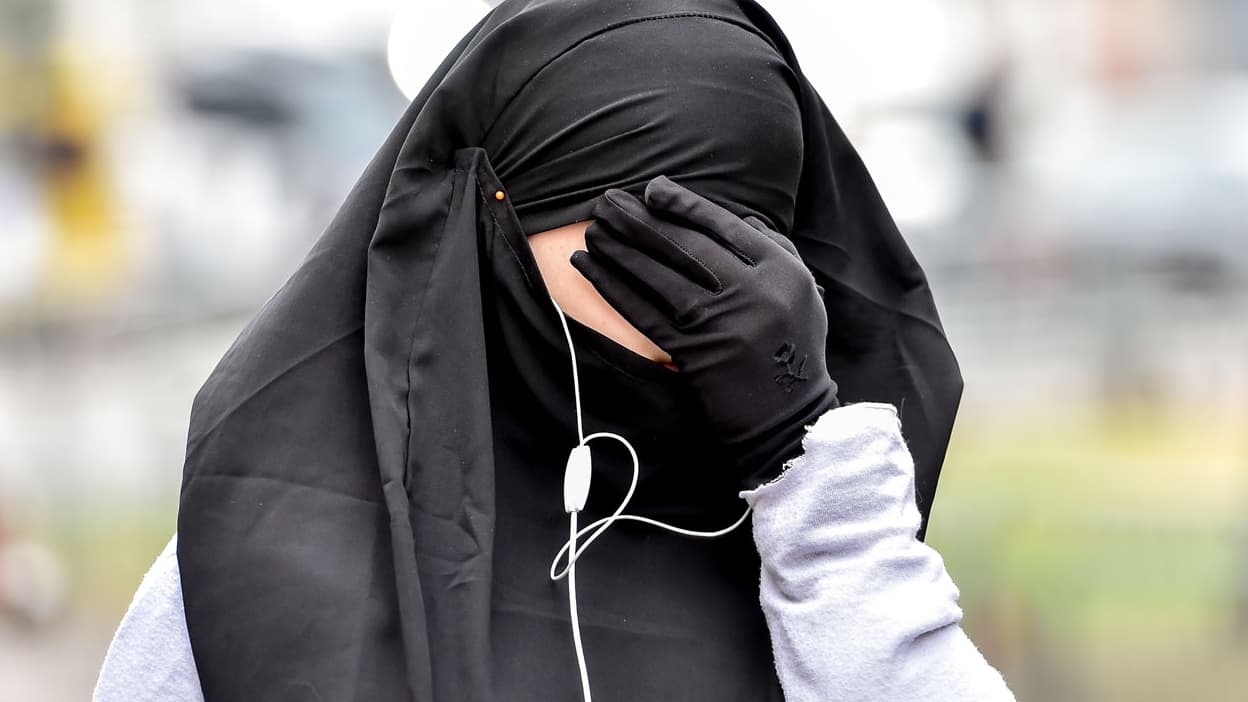 Een sluier verbieden voor jongeren onder de 15? 'We worden nog steeds gebruikt om mensen bang te maken', klagen moslims