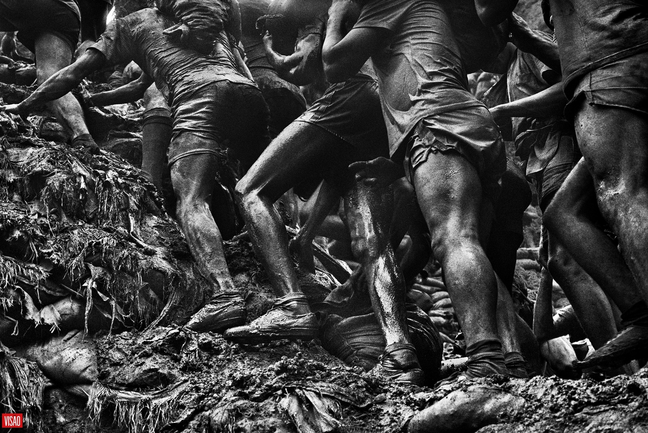 Fotografie niewolnictwa, które Sebastião Salgado znalazł w kopalniach złota w Brazylii