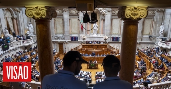 Распределение мест в парламенте одобрено, но с протестами со стороны Ливра и обвинениями в непримиримости по отношению к СДП