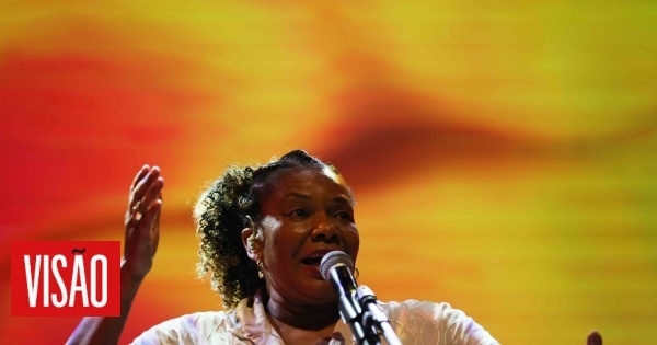 Ze neemt even pauze van haar rol als minister van Cultuur van Brazilië om 'alleen' als kunstenaar naar Portugal te komen. Margareth Menezes' eenmalige concertrepetitie in beeld.