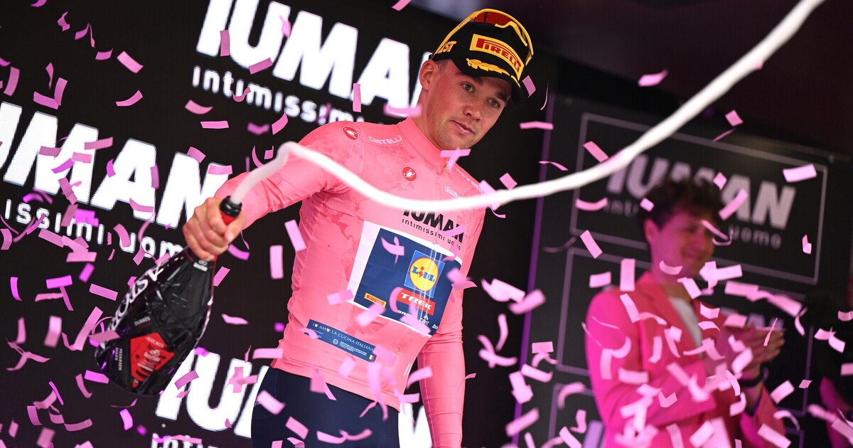 Mads Pedersen ainda sabe corar. O dinamarquês venceu a 1ª etapa do Giro