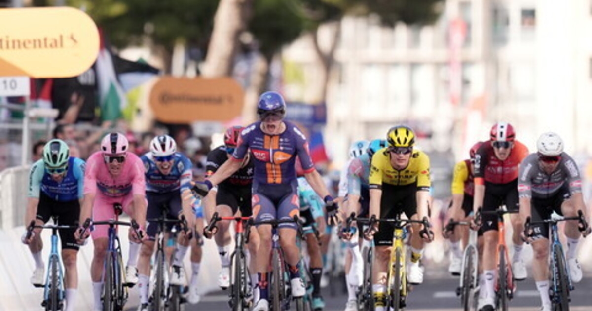 Giro d'Italia, Casper van Uden wint in chaos in Lecce