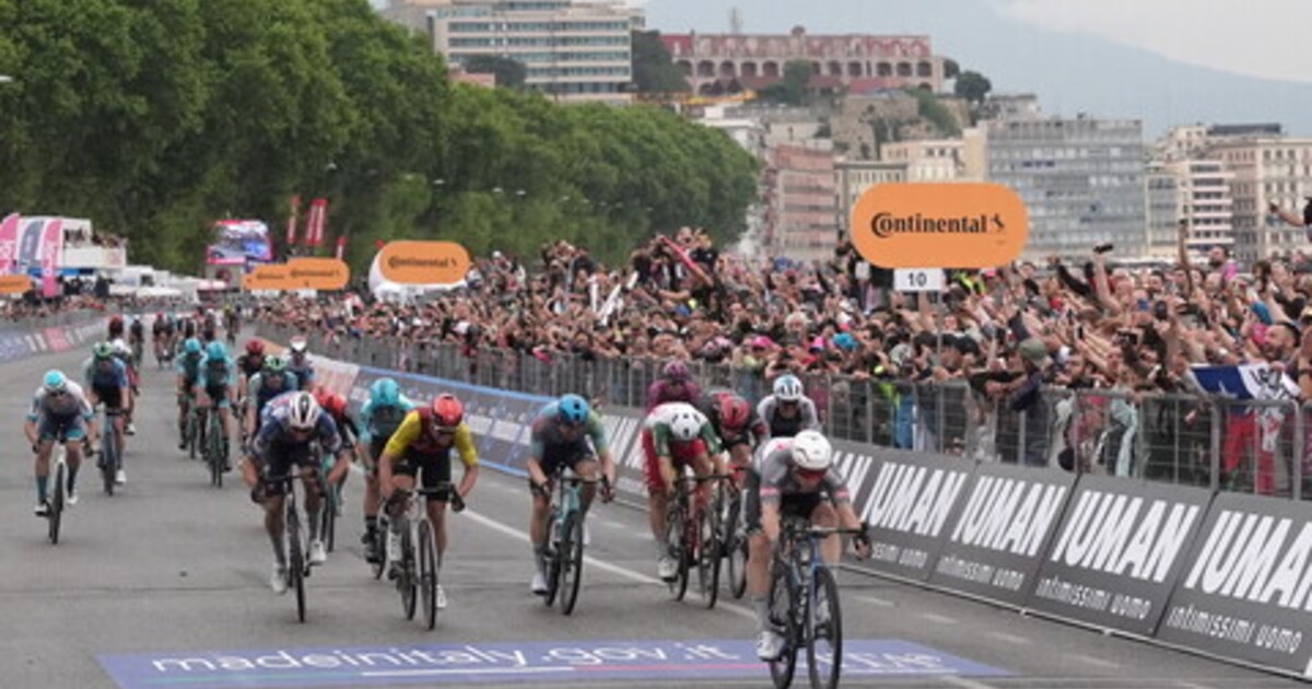 Giro d'Italia, a Napoli Groves vince una volata farsesca