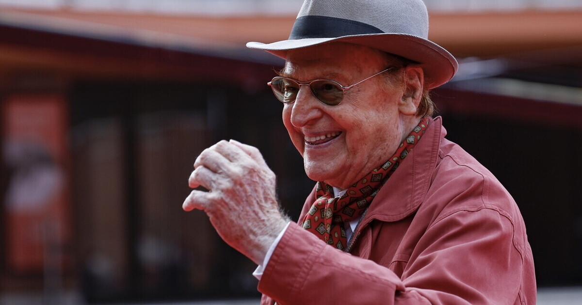 Summer Amarcord between Riccione during the 20s and the neon lights of Miami. Interview with Renzo Arbore