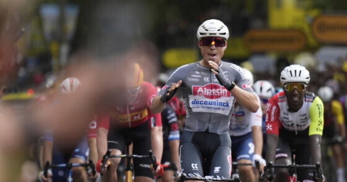 At the Tour de France the wind invents the stage that wasn't there: Jasper Philipsen wins