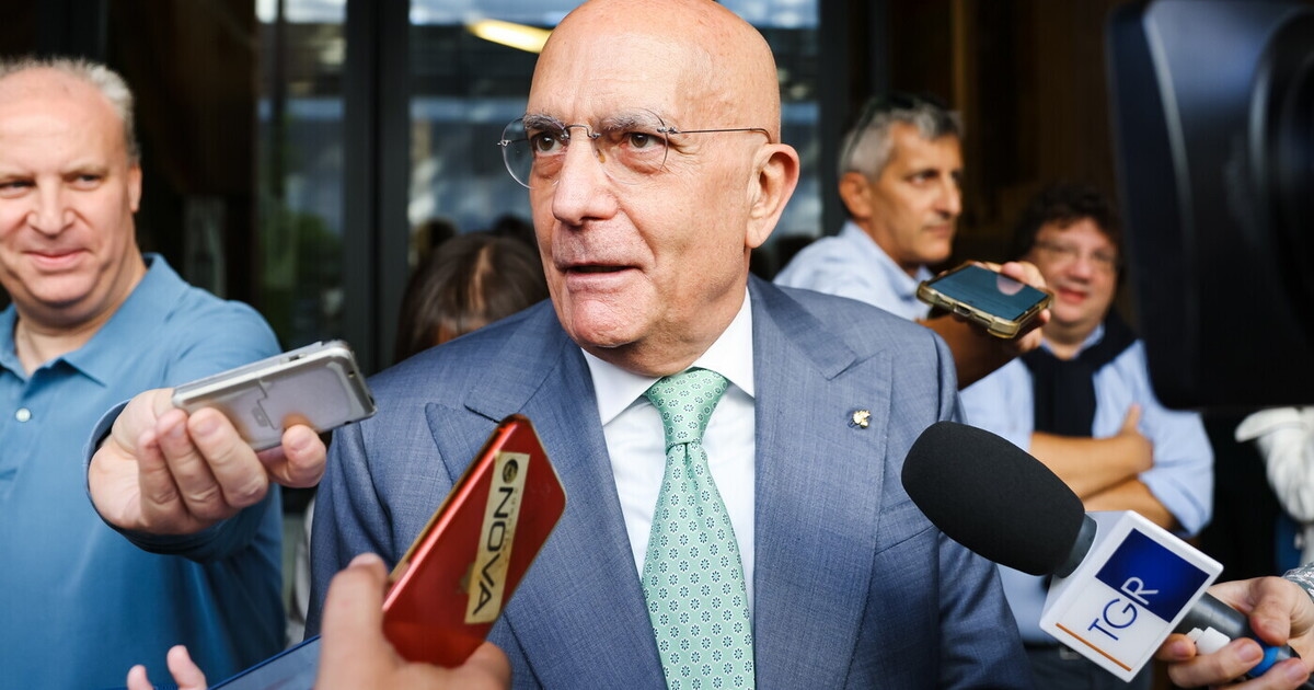 "Wees voorzichtig met het eisen van aftreden" en "respecteer de mensen in de regering", aldus voormalig burgemeester van Milaan Albertini.