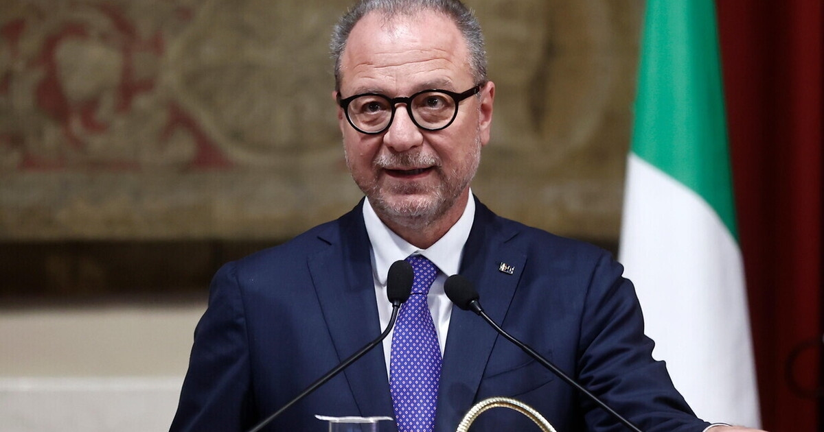 Mulé (FI) äußert sich: „Salvini ist ergebnislos. Er macht viel Aufhebens um die Roma, ihm geht es nur um Likes. Die Lösung besteht nicht darin, alles niederzubrennen.“