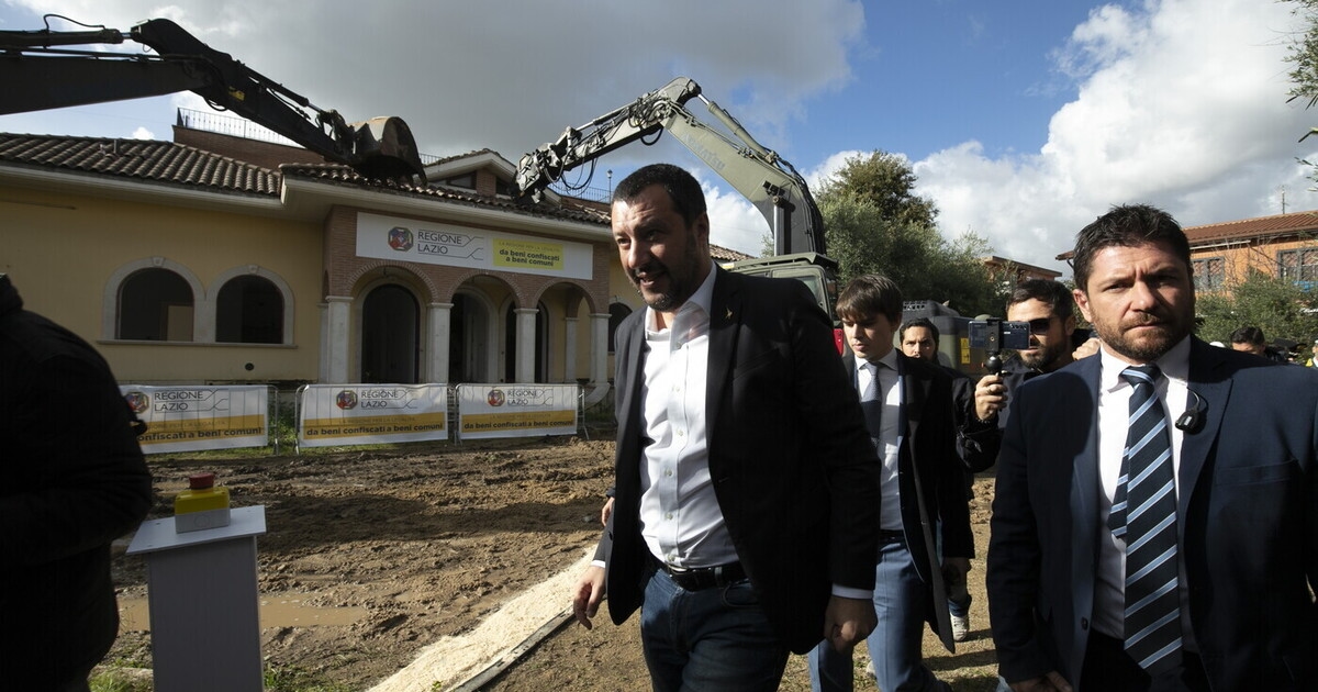 Salvini parkt den Betonmischer und steigt wieder auf den Bulldozer