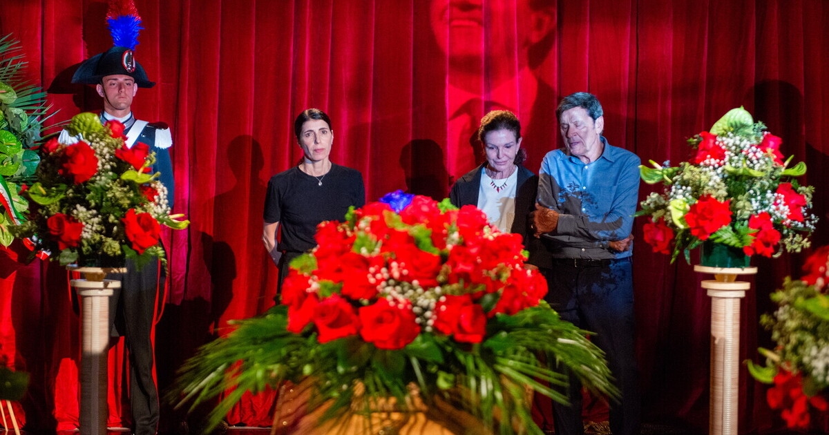 Pippo Baudo is al de "witte Garibaldi" van Militello. De rouwkapel wordt zijn feest.