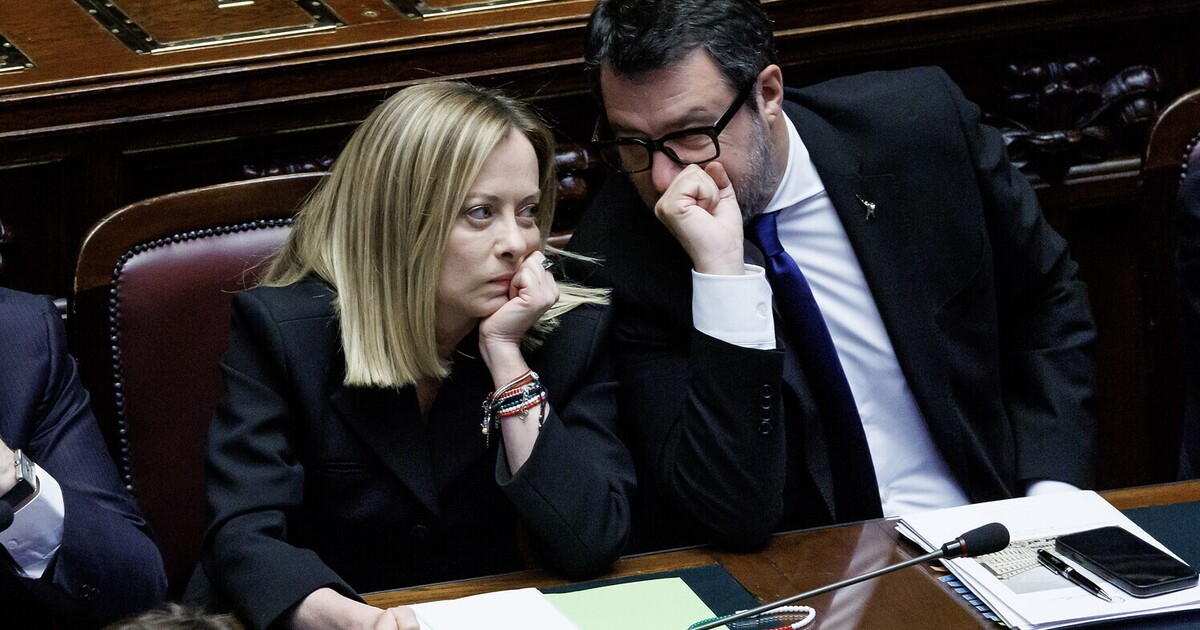 Mas Salvini esquece todas as "dicas de bonde" que recebeu de Meloni