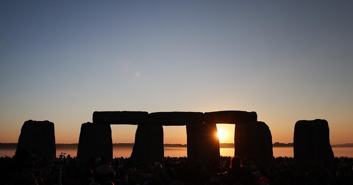Zwischen den Steinen von Stonehenge, eingebettet in eines der größten Mysterien der Welt
