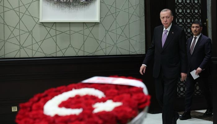 SON DAKİKA| Kabine toplantısında 'Bahçeli' detayı! Türk Bayraklı çiçek gönderdi