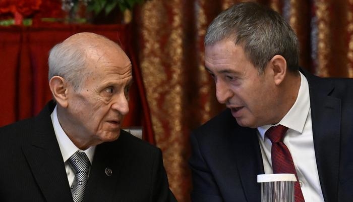 I membri del partito DEM hanno festeggiato con striscioni... Citando i monumenti di Orhun, Bakırhan ha ringraziato Bahçeli