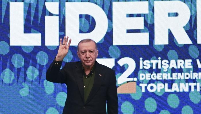 ¡La nueva canción del Partido AK! El énfasis en el "líder global" llamó la atención.